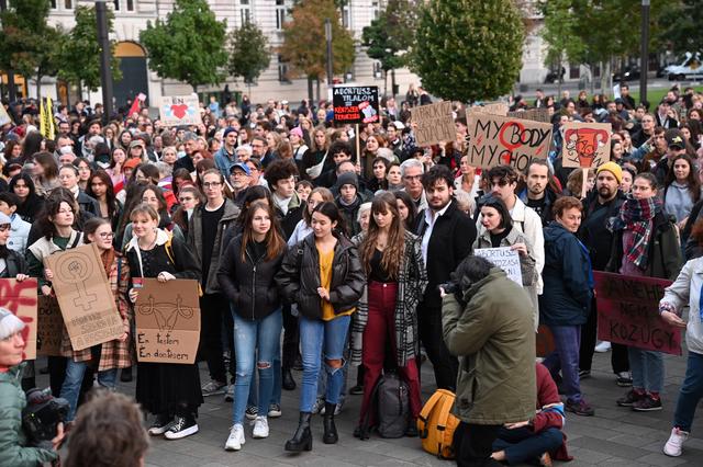 Plus de 5000 personnes ont manifesté mercredi soir dans la capitale hongroise. [AFP - Attila Kisbenedek]