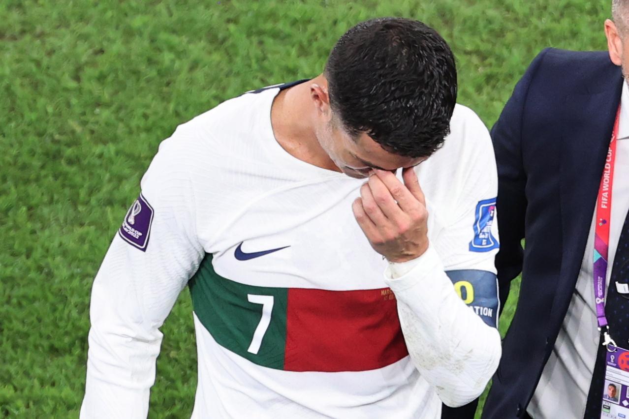Cristiano Ronaldo en larmes à sa sortie de la pelouse. [EPA - Abedin Taherkenareh]