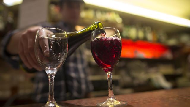 Des verres de vin à Paris. [EPA/Keystone - Ian Langsdon]