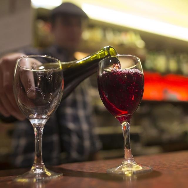 Des verres de vin à Paris. [EPA/Keystone - Ian Langsdon]