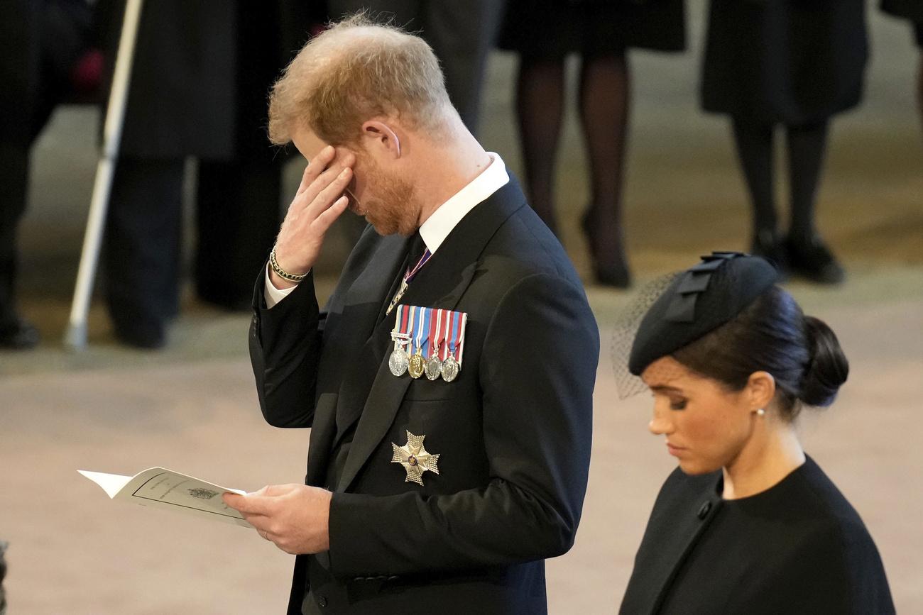 Le prince Harry et son épouse Meghan, duchesse de Sussex, rendent hommage à la reine Elizabeth II à Westminster Hall, le mercredi 14 septembre 2022. [Keystone - CHRISTOPHER FURLONG]