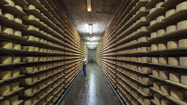 La production de Tête de Moine dans une fromagerie de St-Imier (BE). [Keystone - Christian Beutler]