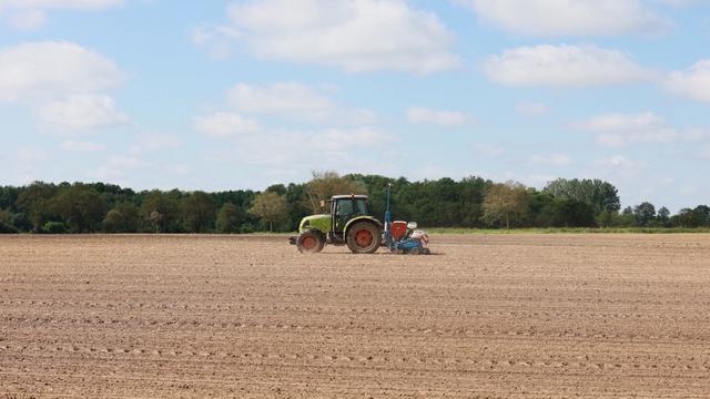 Un tracteur dans un champ le 11 mai 2022 dans le département de Vendée, une région qui fait partie des zones placées en alerte sécheresse. [AFP - Mathieu Thomasset / Hans Lucas]