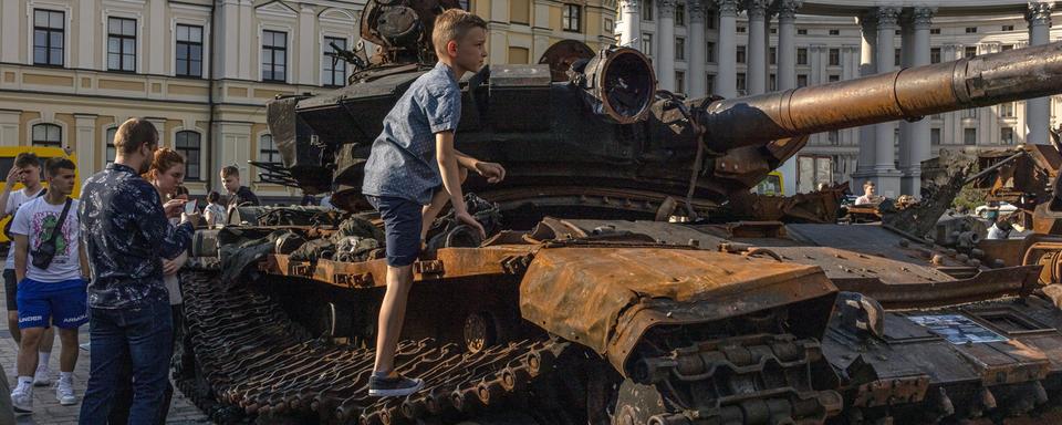 Un char russe abandonné à Kiev. [Keystone - EPA/Roman Pilipey]