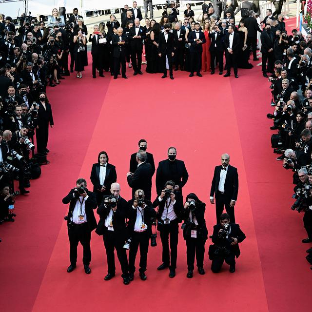 Des photographes sur le tapis rouge du 75e Festival de Cannes le 17 mai 2022. [AFP - Antonin THUILLIER]