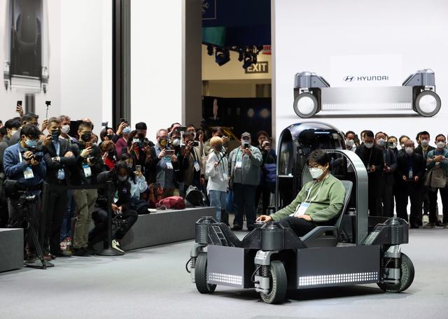 Une démonstration sur le stand de Hyundai. [EPA - Keystone]