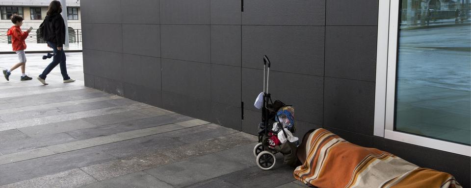 Avec la canicule, la Ville de Genève et plusieurs associations effectuent des tournées pour aider les sans-abris (archive). [Keystone - Salvatore Di Nolfi]