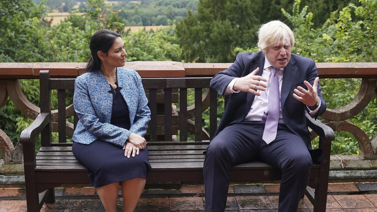 La ministre britannique de l'intérieur Priti Patel ici au côté du premier ministre Boris Johnson. [Yui Mok]