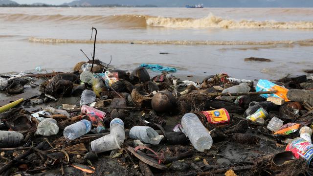 Des déchets plastiques se trouvent à l'embouchure de la rivière Aceh, à Banda Aceh, en Indonésie, le 09 novembre 2021. [EPA/KEYSTONE - HOTLI SIMANJUNTAK]