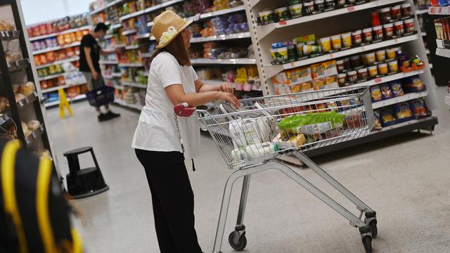 Les denrées alimentaires ont particulièrement augmenté en juillet. [Keystone - EPA/Andy Rain]