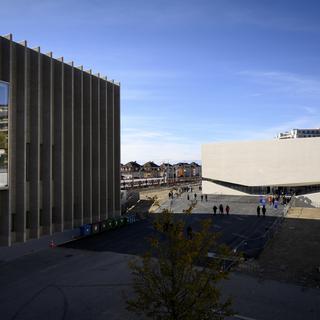 Le nouveau bâtiment du MUDAC et de Photo Elysée, droite, et celui du Musée cantonal des Beaux-Arts, MCBA, gauche, lors des portes ouvertes le dimanche 7 novembre 2021 à Lausanne. [Keystone - Laurent Gillieron]
