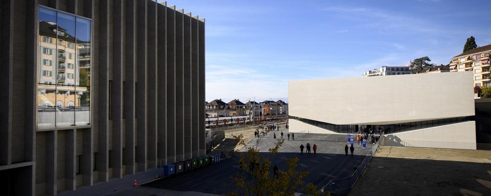 Le nouveau bâtiment du MUDAC et de Photo Elysée, droite, et celui du Musée cantonal des Beaux-Arts, MCBA, gauche, lors des portes ouvertes le dimanche 7 novembre 2021 à Lausanne. [Keystone - Laurent Gillieron]