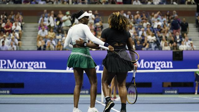 Compte tenu de sa retraite imminente, ce match de double était possiblement le tout dernier de Serena avec Venus. [Charles Krupa]