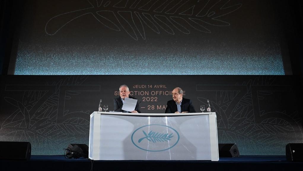 Thierry Fremaux, directeur délégué général du Festival de Cannes, avec Pierre Lescure, ancien président, à Paris le 14 avril 2022 pour la présentation du programme. [AFP - EMMANUEL DUNAND]