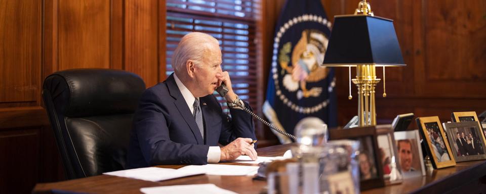 Le président Joe Biden au téléphone, le 30 décembre 2021. [EPA/Keystone - Adam Schultz]