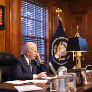 Le président Joe Biden au téléphone, le 30 décembre 2021. [EPA/Keystone - Adam Schultz]