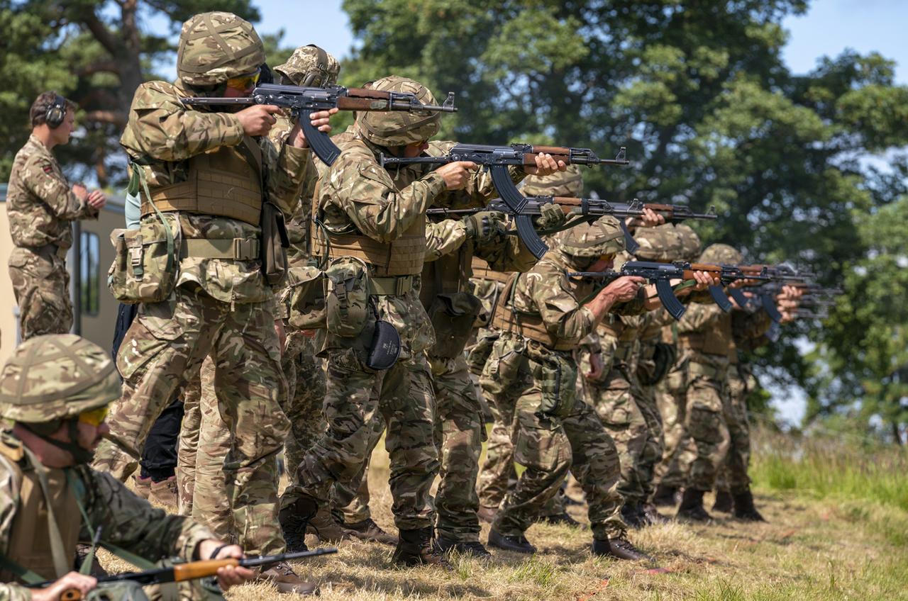 Des recrues de l'armée ukrainienne à l'exercice sur une base militaire près de Manchester, en Angleterre, le 7 juillet 2022. [Keystone - Louis Wood/Pool Photo via AP]