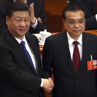 Li Jinping et Li Keqiang lors d'une réunion du Parti communiste chinois. [Keystone - AP Photo/Mark Schiefelbein]