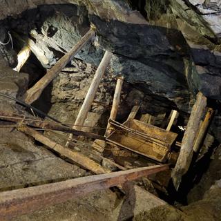 Dans la mine : un chariot pour remonter les pierres qui seront ensuite broyées et dont on a extrait les paillettes d'or chimiquement. [RTS - Maya Chollet]