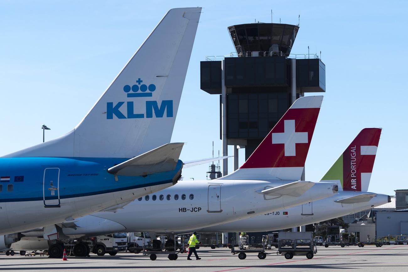 Des avions de différentes compagnies à l'aéroport de Genève-Cointrin, en février 2020. [Keystone - Laurent Gillieron]