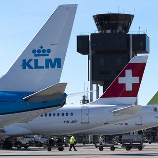 Des avions de différentes compagnies à l'aéroport de Genève-Cointrin, en février 2020. [Keystone - Laurent Gillieron]