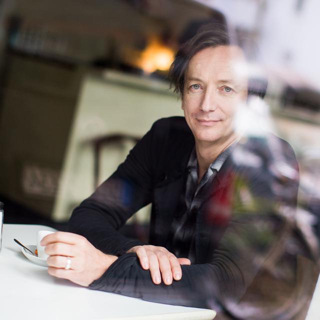 Le compositeur et pianiste allemand Volker Bertelmann le 20 janvier 2017 dans un café de Dusseldorf, en Allemagne. [Keystone - Rolf Vennenbernd]