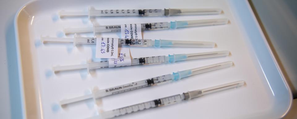 Des doses du vaccin Pfizer-BioNTech préparées dans un centre de vaccination contre le Covid à Genève en janvier 2021. [Keystone - Martial Trezzini]