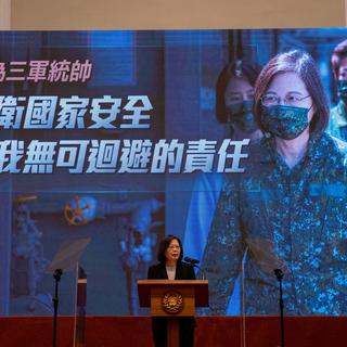La présidente de Taiwan explique la menace qui pèse sur la sécurité nationale après les mouvements militaires chinois dans leur espace aérien durant une conférence de presse à Taipei. [EPA/Keystone - RITCHIE B. TONGO]