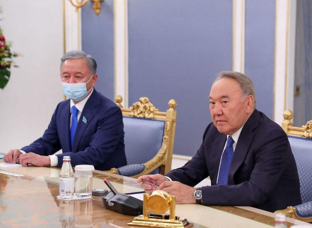 L'ancien président du Kazakhstan Noursoultan Nazarbaïev (droite) en compagnie du président du parlement turc Mustafa Şentop, à Nur Sultan (Astana), au Kazakhstan, le 27 septembre 2021. [AFP - Orhan Karsli  / Anadolu Agency]