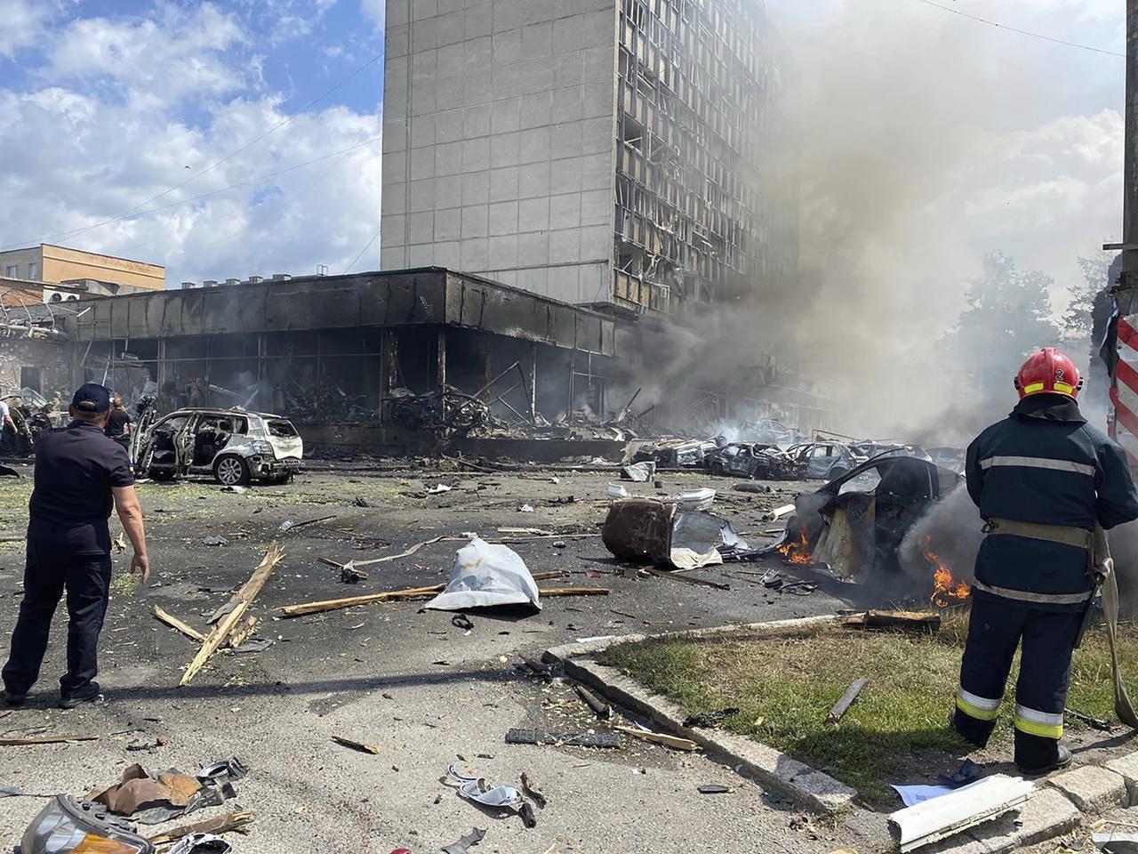 Un quartier ravagé par une frappe russe à Vinnytsia, dans le centre de l'Ukraine. [Keystone - Ukrainian Emergency Service via AP]