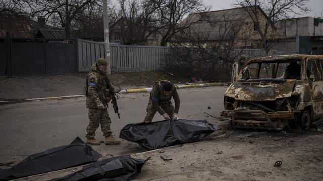 Des soldats ukrainiens dans les rues de Boutcha, le 5 avril 2022. [AP - Felipe Dana]