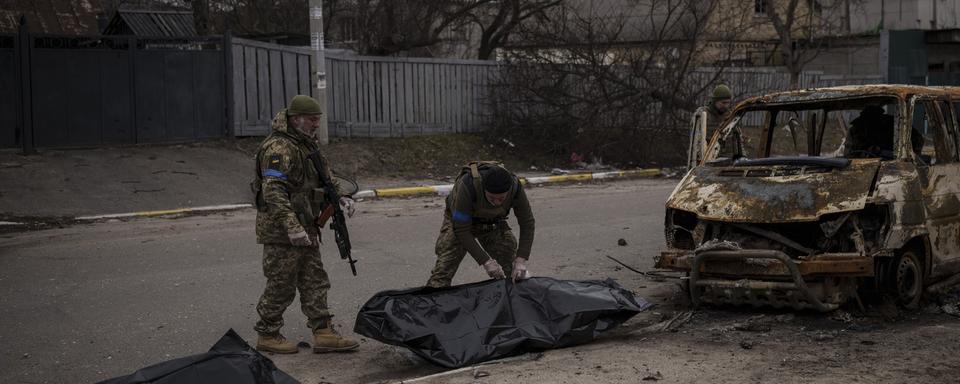 Des soldats ukrainiens dans les rues de Boutcha, le 5 avril 2022. [AP - Felipe Dana]