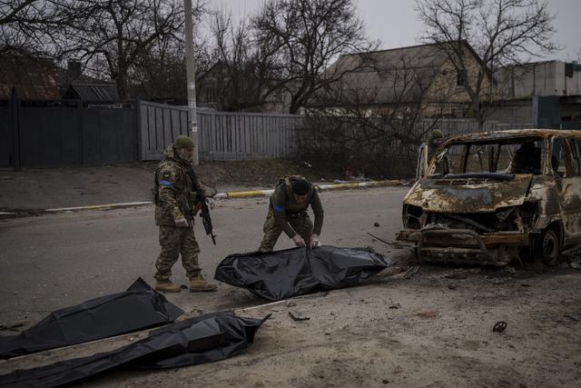 Des soldats ukrainiens dans les rues de Boutcha, le 5 avril 2022. [AP - Felipe Dana]