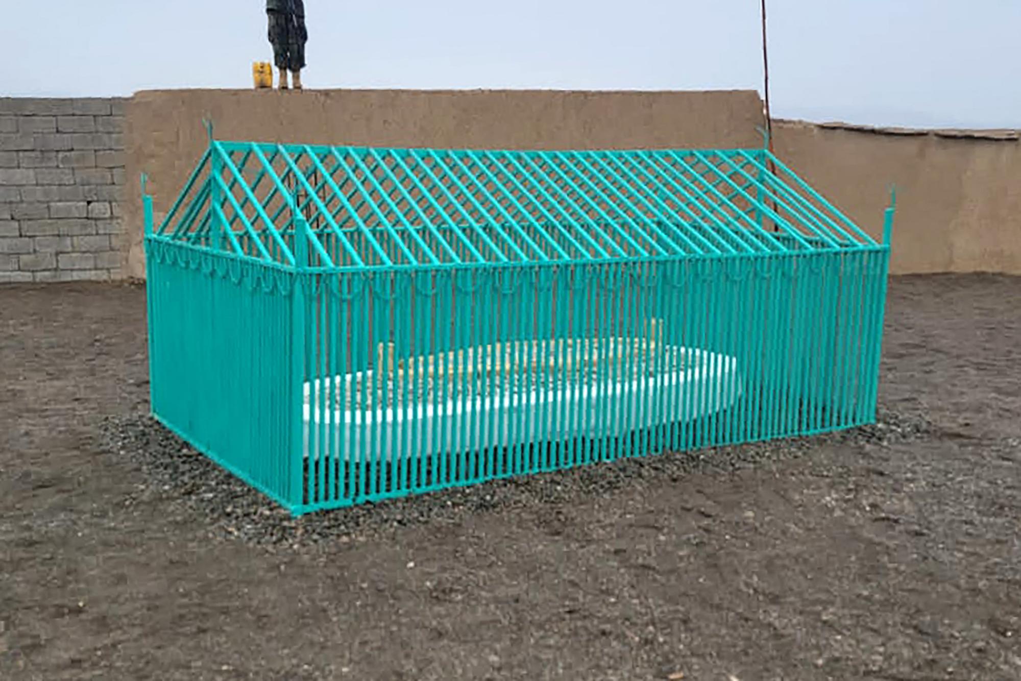 La tombe est protégée par une cage de métal. [Gouvernement taliban/AFP - -]
