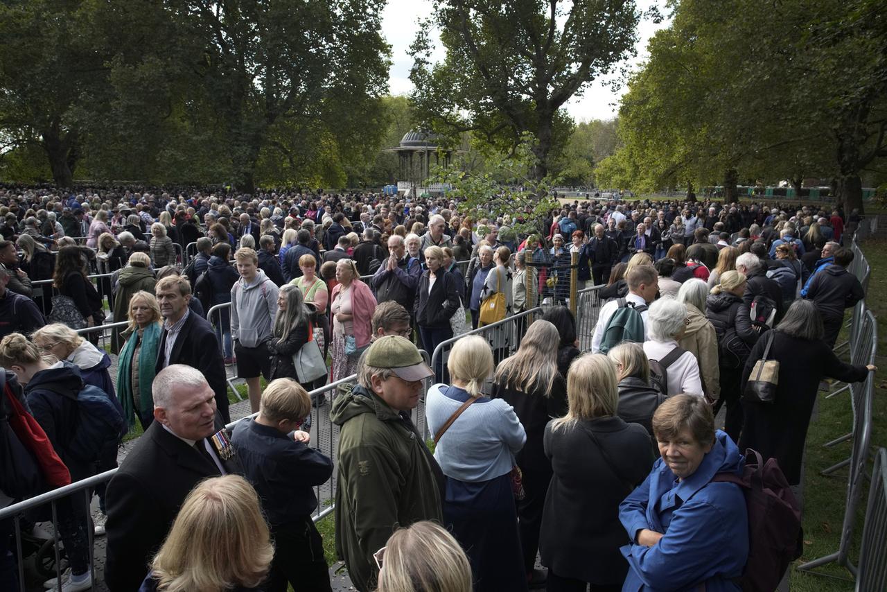 L'accès à la file d'attente pour voir le cercueil d'Elizabeth II a été suspendu. [Keystone - AP Photo/Christophe Ena]