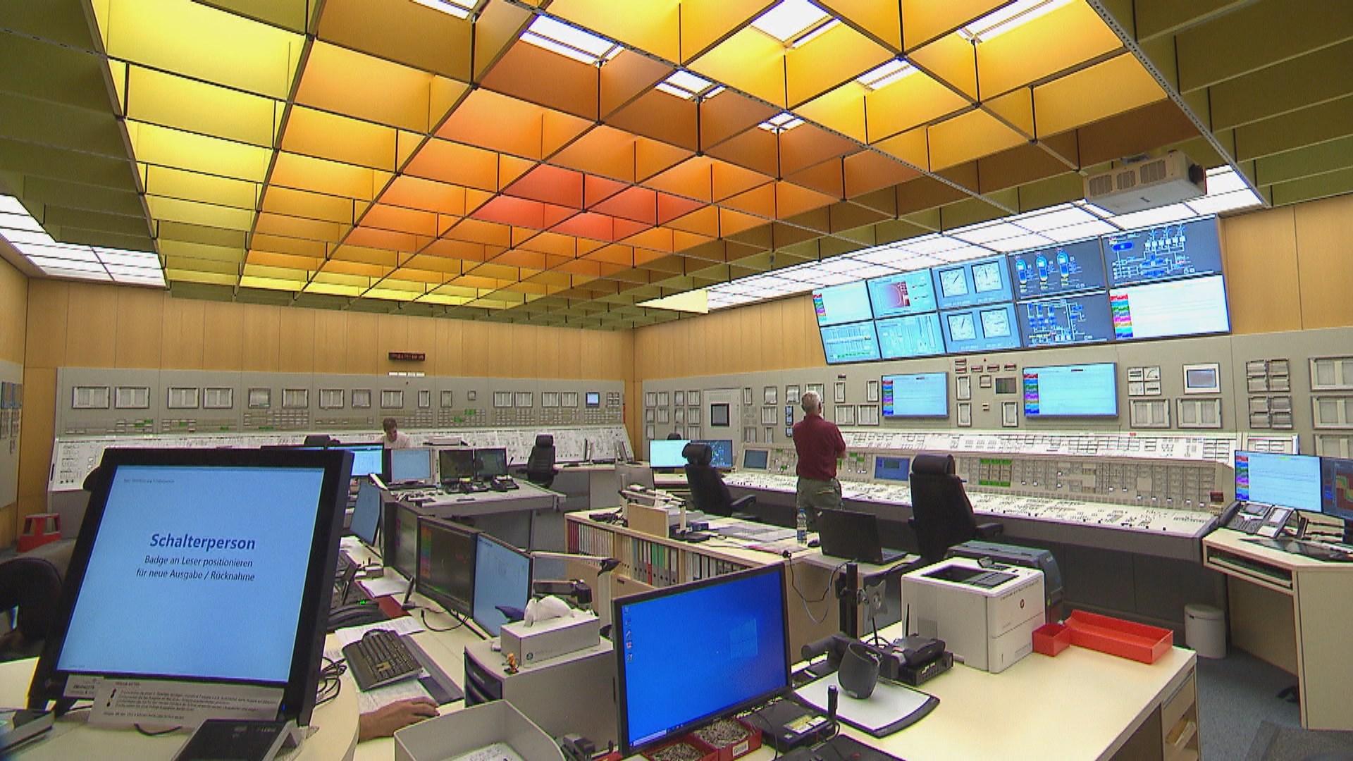 Le fonctionnement de la centrale est dirigé depuis la salle de contrôle, qui veille à la sécurité des installations. [RTS]