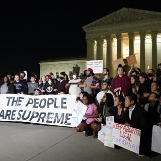 Des protestataires rassemblés devant la Cour suprême américaine pour protester contre une éventuelle suspension du droit à l'avortement. [Keystone/AP Photo - Alex Brandon]