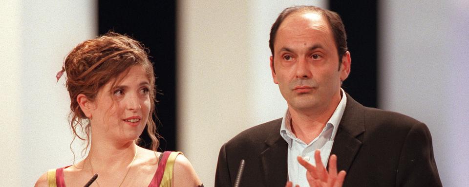 Agnès Jaoui et Jean-Pierre Bacri le 28 février 1998 au théâtre des Champs Elysées à Paris, après avoir reçu le César du meilleur scénario pour le film "On connaît la chanson" d'Alain Resnais. [AFP - Jack GUEZ]