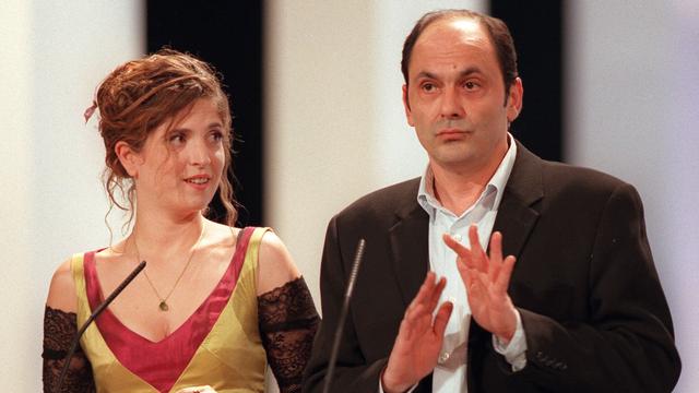 Agnès Jaoui et Jean-Pierre Bacri le 28 février 1998 au théâtre des Champs Elysées à Paris, après avoir reçu le César du meilleur scénario pour le film "On connaît la chanson" d'Alain Resnais. [AFP - Jack GUEZ]