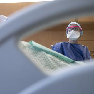 Une docteure à l'Hôpital de Strasbourg en novembre 2020. [AP/Keystone - Jean-Francois Badias]