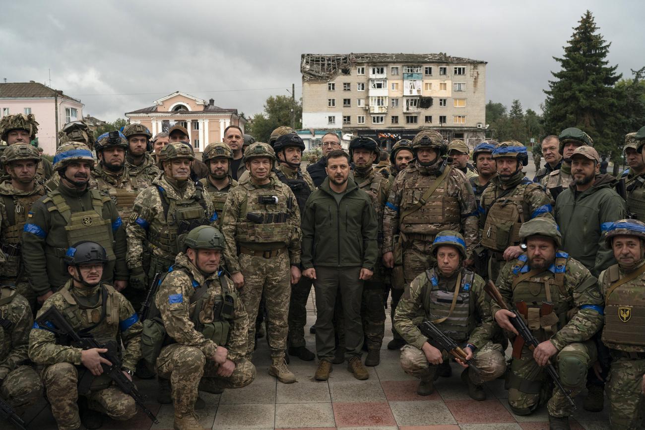 Le président ukrainien Volodymyr Zelensky s'est rendu à Izioum, reprise par les forces de son pays. [Keystone/AP Photo - Leo Correa]