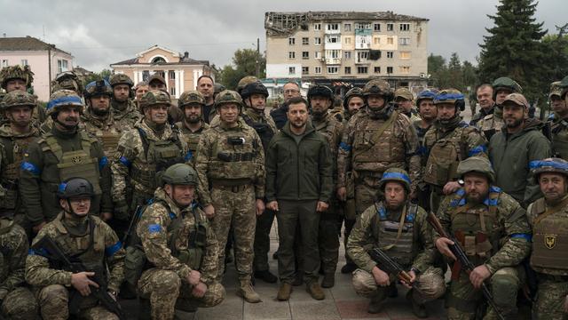 Le président ukrainien Volodymyr Zelensky s'est rendu à Izioum, reprise par les forces de son pays. [Keystone/AP Photo - Leo Correa]