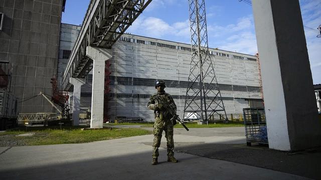 Un soldat russe devant la centrale nucléaire de Zaporijjia en Ukraine. [AP/Keystone]