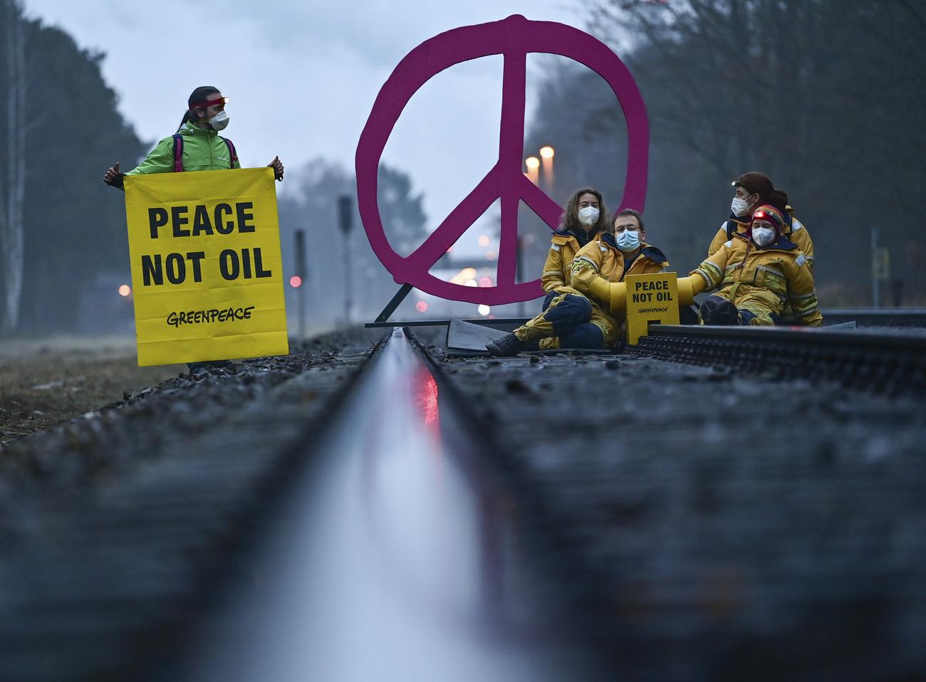 Des activistes de Greenpeace manifestent contre l'approvisionnement en pétrole russe par l'Allemagne. (image d'illustration) [AP/Keystone - Patrick Pleul]