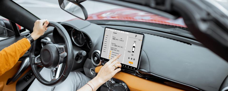 Une femme conduit une voiture avec tableau de bord tactile. [Depositphotos - rossandhelen]