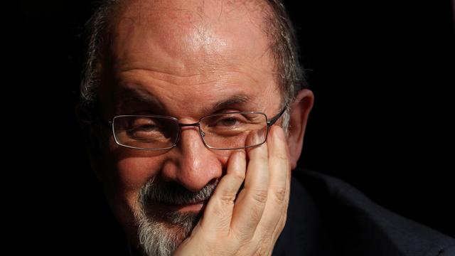 Charlie Hebdo consacre sa Une à Salman Rushdie mercredi [Reuters - Andrew Winning]