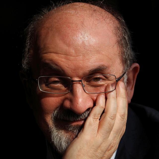 Charlie Hebdo consacre sa Une à Salman Rushdie mercredi [Reuters - Andrew Winning]