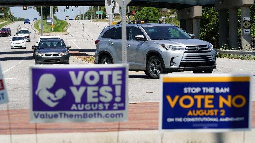 Le Kansas se prépare à tenir le premier scrutin majeur sur l'avortement depuis que la Cour suprême des Etats-Unis a annulé le droit fédéral à l'IVG. [AFP - Kyle Rivas/Getty Images]