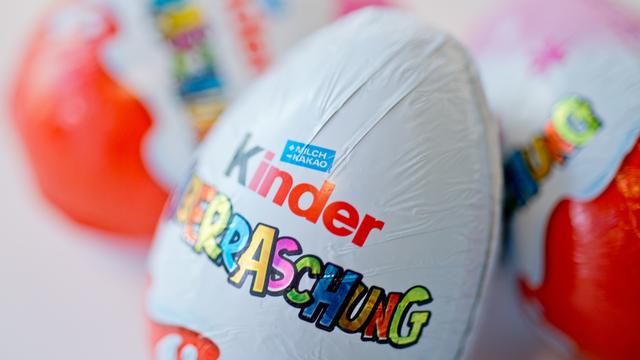 Les oeufs Kinder Surprise sont notamment concernés par les soupçons de salmonellose. [Keystone - DPA/Monika Skolimowska)]