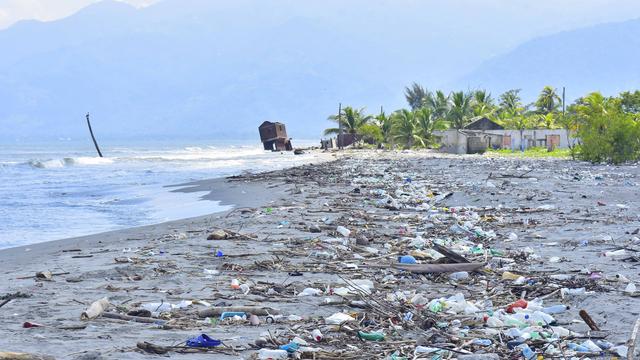 Une plage jonchée de déchets abandonnés par les touristes, au bord de l'océan pacifique à Cuyamel au Honduras. [EPA - Jose Valle - Keystone]